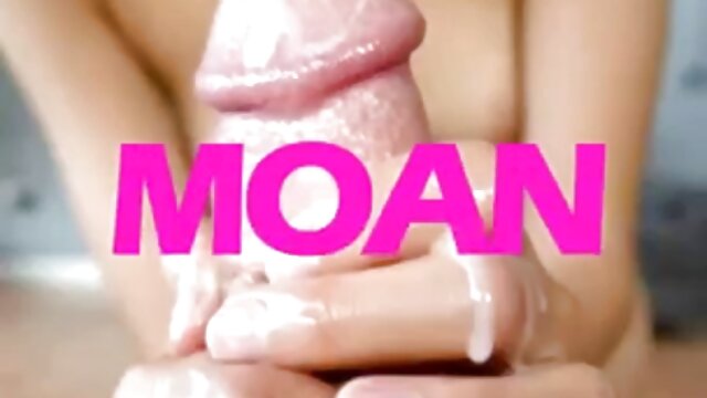 Onanismo anal com polegar em frente à Câmara porn lesbian real